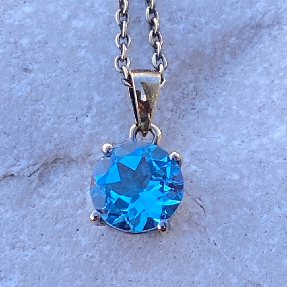 Danbury Mint genuine blue topaz necklace gold plated .925 Sterling Silver 8 mm